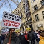 Uno de los asistentes a la manifestación en apoyo a la hostelería de Valladolid sostiene una pancarta durante el recorrido de la protesta a su paso por la calle Santiago de la capital vallisoletana.EUROPA PRESS24/11/2020