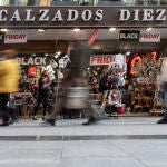El comercio del centro de Madrid se prepara para el Black Friday 2020, anunciando sus ofertas y rebajas en los escaparates de las tiendas