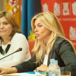 La diputada denunciante, Eva Ortiz, interviene ante la atenta mirada de la presidenta del PP, Isabel Bonig