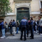 Agentes de Policía Municipal vigilan una concentración contra el desalojo de un bloque okupado en Madrid