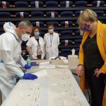 La consellera de Salud, Alba Vergès, de visita en uno de los cribados masivos en La Llagosta
