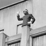 Yukio Mishima, poco antes de hacerse el harakiri