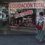 Un comercio con carteles que indican su liquidación de stock por cierre