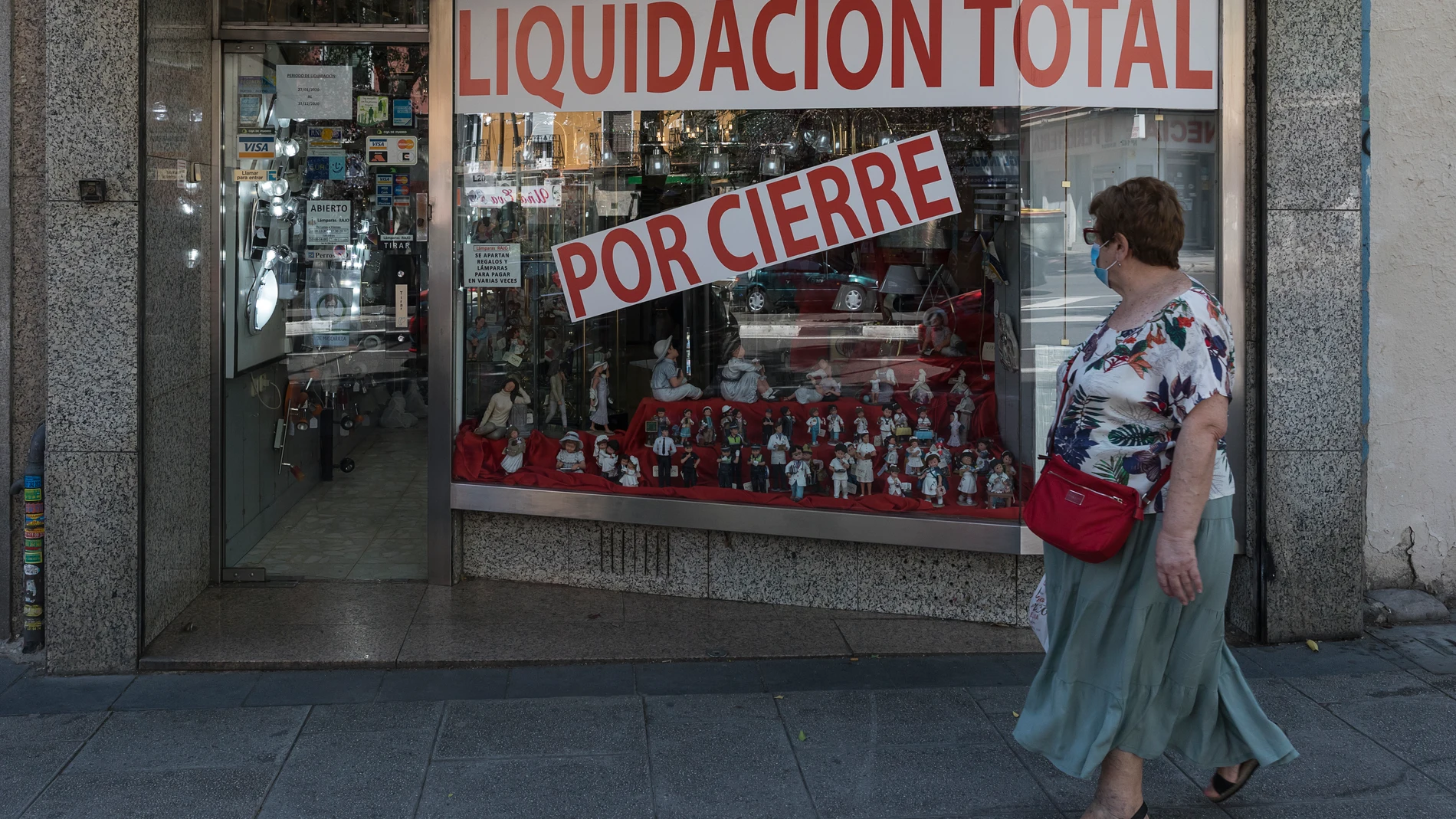 Un comercio con carteles que indican su liquidación de stock por cierre