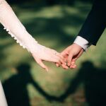 Dos personas se casan