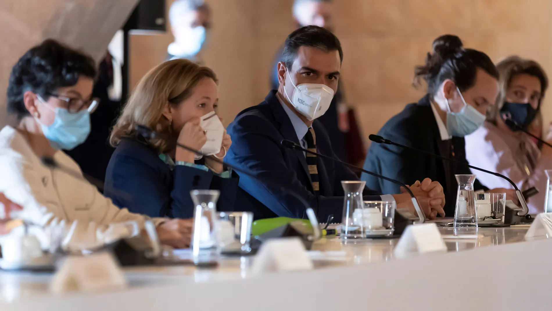 El presidente del Gobierno, Pedro Sánchez, junto a su vicepresidente segundo, Pablo Iglesias y la vicepresidenta de Asuntos Económicos, Nadia Calviño