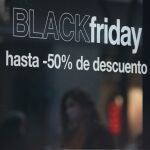 Vista del escaparate de un establecimiento comercial en el que se anuncian las rebajas del Black Friday de 2020