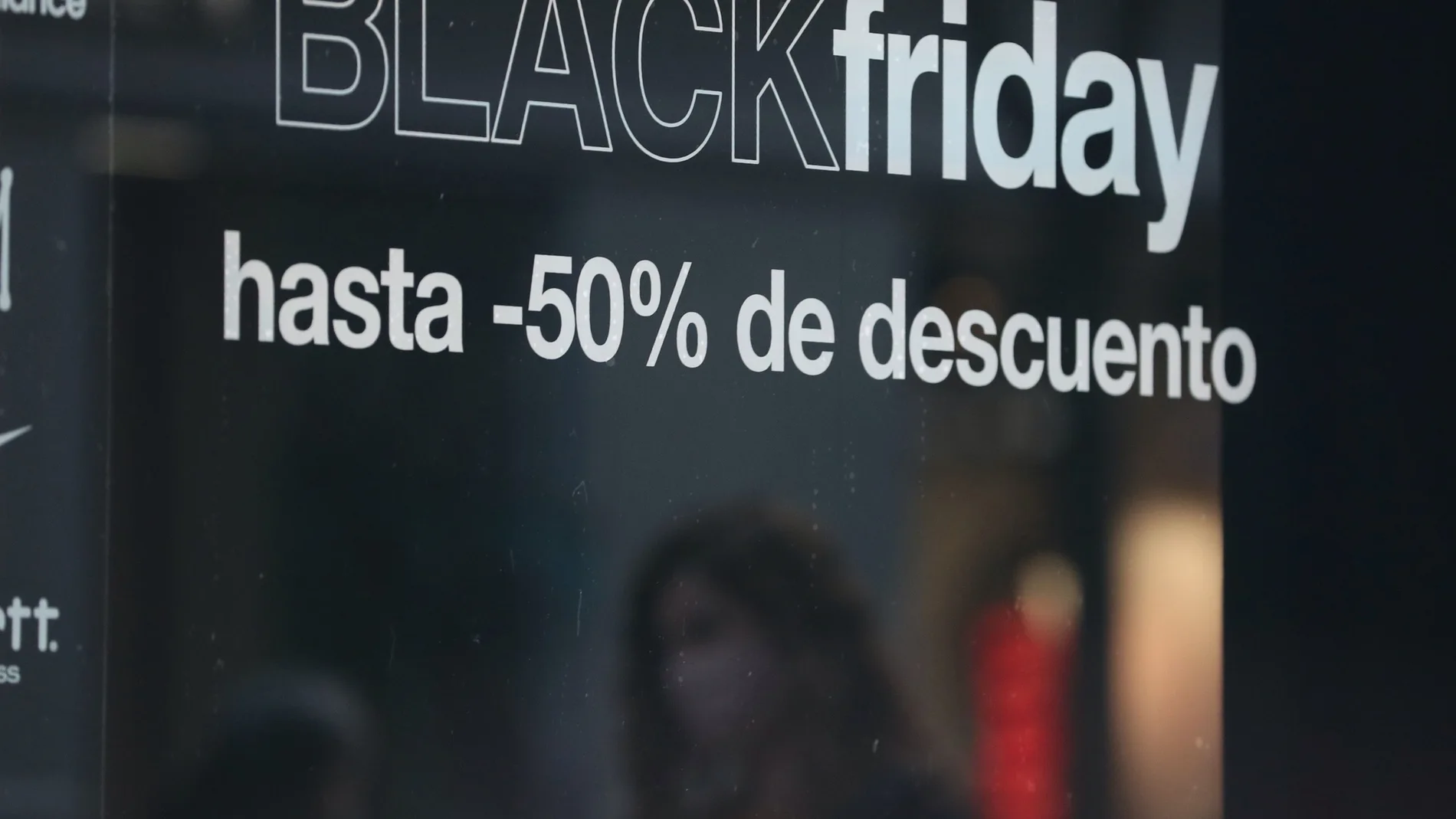 Vista del escaparate de un establecimiento comercial en el que se anuncian las rebajas del Black Friday de 2020