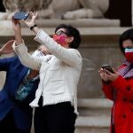 -FOTODELDIA- PALMA DE MALLORCA, 25/11/2020.- Las ministras de Asuntos Económicos y Transformación Digital, Nadia Calviño (i); Asuntos Exteriores, Arancha González Laya (c); y Defensa, Margarita Robles (d), en el Patio de Honor del Palacio de la Almudaina, en el que se celebra la XIX Cumbre bilateral de España e Italia, este miércoles en Palma de Mallorca.- EFE/ Chema Moya