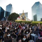 Bangkok (Thailand), 25/11/2020.- Protesters flash the three-finger salute during an anti-government protest calling for monarchy reform at the Siam Commercial Bank headquarters in Bangkok, Thailand, 25 November 2020. Pro-democracy protesters held a mass rally calling for the monarchy reform and to demand public oversight of the kingvïs assets at the Siam Commercial Bank where Thai King Maha Vajiralongkorn is a major shareholder of the bank. (Protestas, Tailandia) EFE/EPA/DIEGO AZUBEL