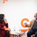 Inés Arrimadas con el presidente de Sociedad Civil Catalana, Fernando Sánchez Costa