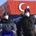 Policía antidisturbios protegen la entrada del Tribunal en el que se juzga a 475 acusados de haber participado en el golpe de Estado de 2016
