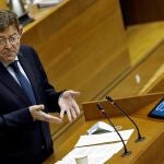 GRAFCVA9999. VALENCIA, 26/11/2020.- El president de la Generalitat, Ximo Puig, responde en el pleno de Les Corts Valencianes a preguntas de los grupos parlamentarios relacionadas con el plan de vacunación contra el coronavirus, la subida de impuestos o los retos del Consell para 2021. EFE/Manuel Bruque