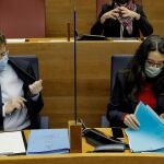 El president de la Generalitat, Ximo Puig, y la vicepresidenta Mónica Oltra, durante el pleno de Les Corts celebrado ayer