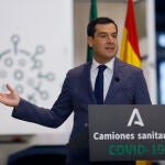 El presidente de la Junta, Juanma Moreno, con las banderas de España y la UE al fondo