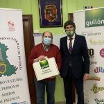 Luis Javier Lázaro Encinas, vicepresidente del Centro Cultural de Personas Sordas de Palencia (CCPSP) y Javier Urbón Vara, Director de Relaciones Institucionales de Galletas Gullón.
