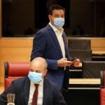 Los portavoces de los grupos parlamentarios de PP y Cs, Raúl de la Hoz y David Castaño, antes del arranque de la Junta de Portavoces en las Cortes