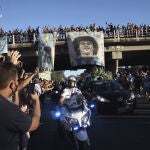 Distintos momentos de la salida de los restos mortales del futbolista Maradona desde la Casa Rosada en dirección al cementerio