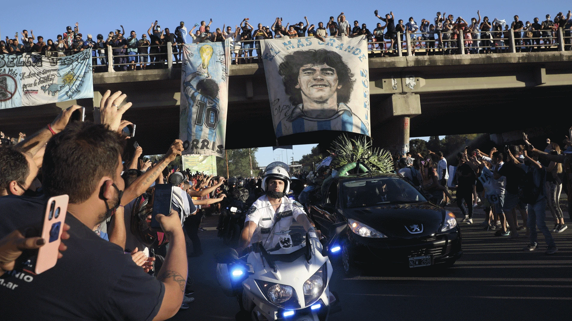 Distintos momentos de la salida de los restos mortales del futbolista Maradona desde la Casa Rosada en dirección al cementerio