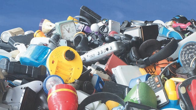 El mundo está más lleno de basura electrónica que nunca: qué se puede hacer para reducir su acumulación