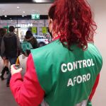 Personal de El Corte Inglés vigila los aforos