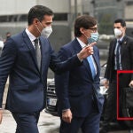 GRAF6109. MADRID, 27/11/2020.- El presidente del Gobierno, Pedro Sánchez (i), y el ministro de Sanidad, Salvador Illa (d), visitan la Unidad Central de Investigación Clínica y Ensayos Clínicos del Hospital de La Paz en Madrid, este viernes. EFE/ Fernando Villar