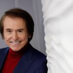 MADRID, 24/11/2020.- El cantante Raphael durante la entrevista con EFE para hablar de su nuevo disco "6.0" (Universal Music), que se publica este viernes y que se ha llamado así por sus 60 años de carrera. EFE/ Zipi