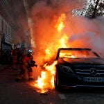 Altercados en París al final de la manifestación contra la nueva ley de protección policial.