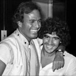 Fotografía subida al instagram de Julio Iglesias, cantante español y amigo de Diego Armando Maradona.