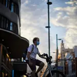 Ciudadanos de Madrid se mueven el metro y transporte publico con mascarillas para evitar contagios del Covid 19.