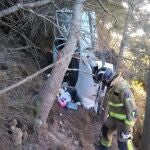 Servicios de emergencia han atendido y trasladado al hospital a dos personas que han resultado heridas de diversa consideración al salir de la carretera el coche el que viajaban y volcar en un terraplén, en la autopista AP-7, a la altura del kilómetro 778, en San Javier.