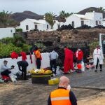 Once inmigrantes de origen magrebí, de los cuales tres pueden ser menores, llegaron este domingo al Charco del Palo, en Haría (Lanzarote). EFE/Javier Fuentes