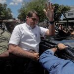 El presidente de Brasil, Jair Bolsonaro, saluda a seguidores tras votar en la segunda vuelta de las municipales ayer en Río de Janeiro (Brasil)