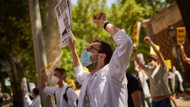 Varios residentes de medicina participan en una protesta, convocada por la Confederación Estatal de Sindicatos Médicos (CESM) ante el Ministerio de Sanidad, en 2020
