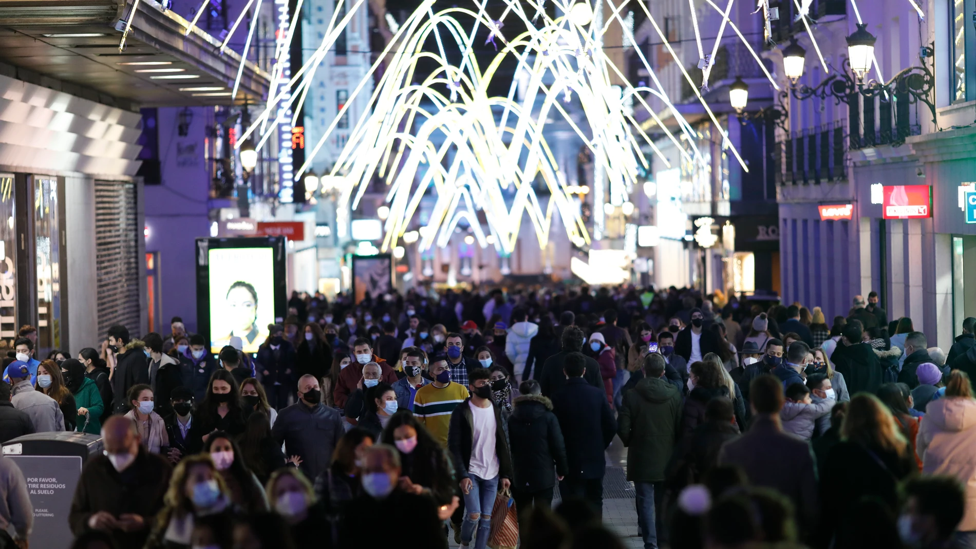 Compras de Navidad en el centro de Madrid durante la segunda ola de pandemia