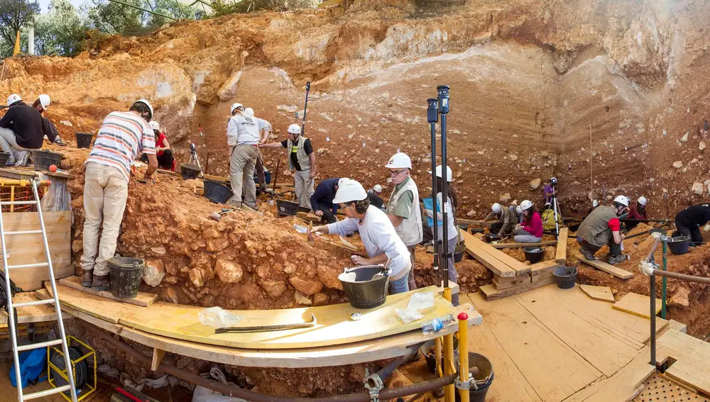 BURGOS, 29/11/2020.- Panorámica de la excavación del yacimiento de Dolina en Atapuerca. Los yacimientos de Atapuerca, imprescindibles para entender la evolución humana en Europa, son mundialmente conocidos y los hallazgos de las últimas décadas en esta sierra próxima a la ciudad de Burgos han sido objeto de múltiples publicaciones especializadas y generalistas, aunque Atapuerca despertaba la curiosidad científica décadas antes. EFE/ Santi Otero