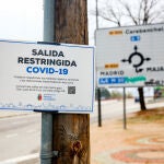 Un cartel indica una salida restringida en la Zona Básica de Salud (ZBS) de San Juan de la Cruz, en Pozuelo de Alarcón (España).