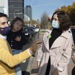 Un padre saluda a Isabel Díaz Ayuso en la última protesta de la plataforma Más Plurales