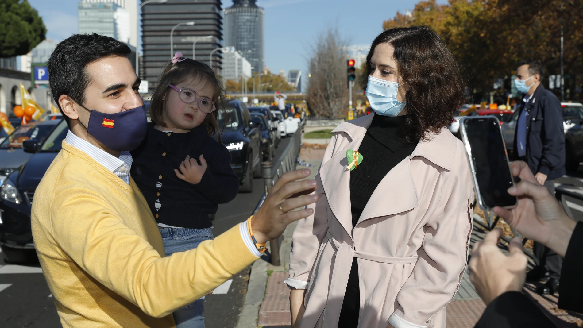 Un padre saluda a Isabel Díaz Ayuso en la última protesta de la plataforma Más Plurales