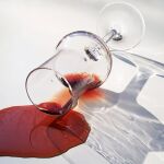 Las manchas de vino tinto en la ropa y en los manteles son unas de las más frecuentes y, también, de las más temidas.