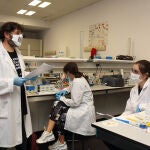 Un profesor de la Universidad Pablo de Olavide utiliza una de las mascarillas con ventana que ha distribuido la institución académica entre el personal docente