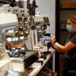 Una camarera sirviendo café en un bar de Granada