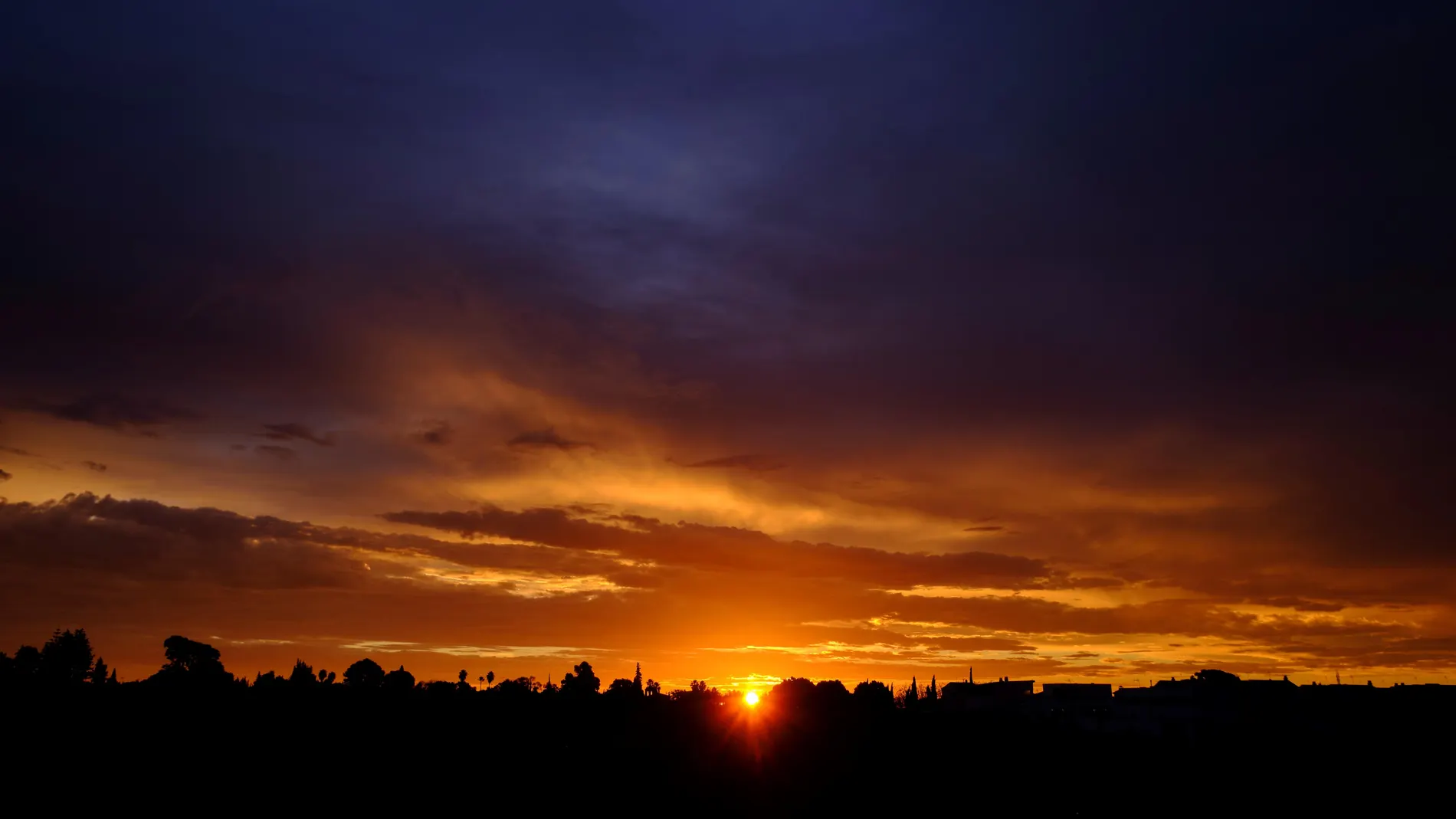 Cielos nubosos en Sevilla. EFE/Julio Muñoz