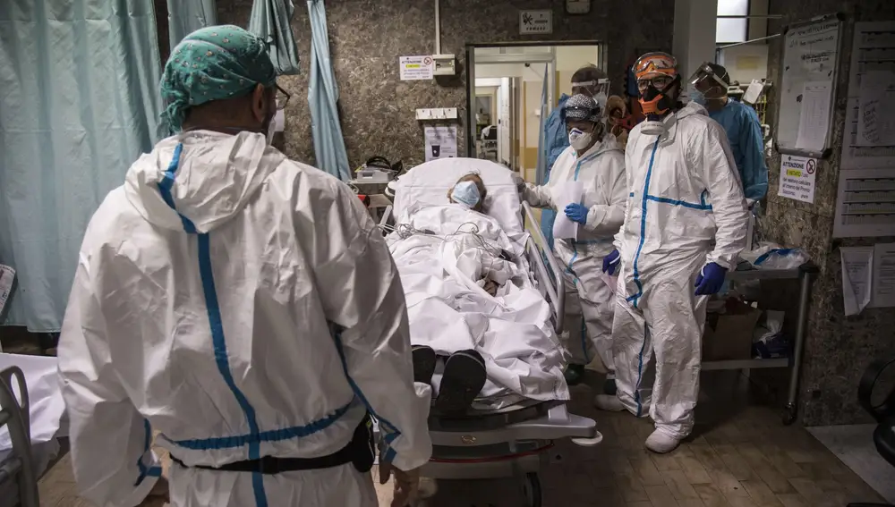 Personal médico trata a un enfermo de covid-19 en un hospital de Génova (Italia)