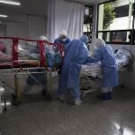 Sanitarios atienden a un enfermo de covid-19 en un hospital de México