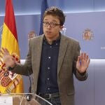El líder de Más País, Íñigo Errejón, durante una rueda de prensa en el Congreso