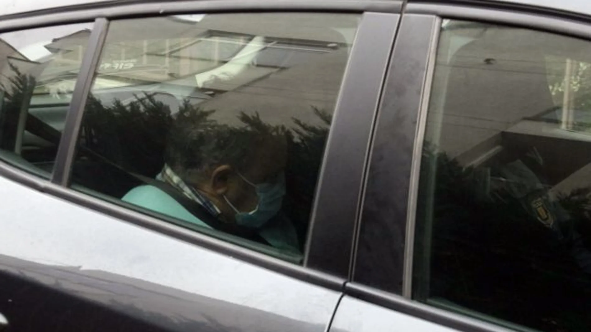 Los detenidos, en un coche policial.