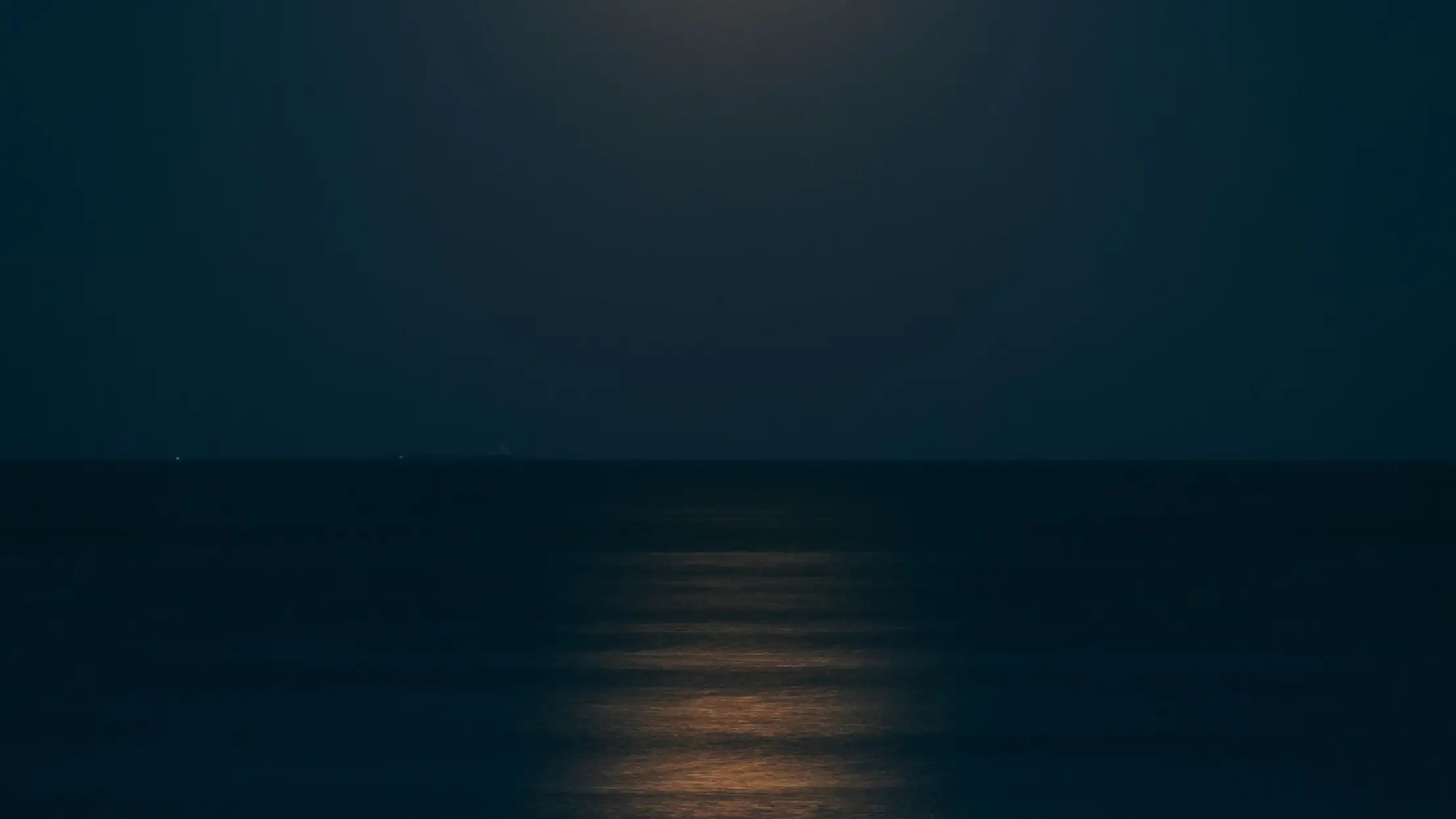 En la imagen, la luna llena sobre el mar.