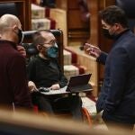 (I-D) El diputado de Unidas Podemos, Txema Guijarro; el portavoz de Unidas Podemos en el Congreso, Pablo Echenique, y el portavoz adjunto de ERC, Gabriel Rufián