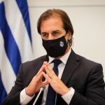 AME2315. MONTEVIDEO (URUGUAY), 01/12/2020.- El presidente de Uruguay, Luis Lacalle Pou, durante una reunión de integrantes del Gobierno, hoy en Montevideo (Uruguay). El avance de la pandemia de la covid-19 en Uruguay provocó una serie de reuniones del Gobierno uruguayo, que preside Luis Lacalle Pou, con el Grupo Asesor Científico Honorario (GACH), que concluyen este martes y, tras las cuales, se espera el anuncio de medidas para intentar detener el incremento de casos. EFE/Raúl Martínez
